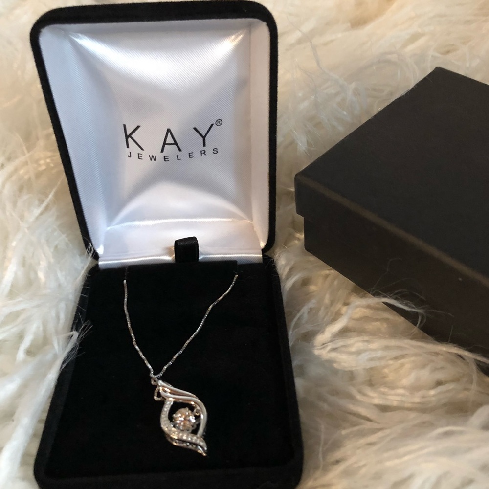 NWT adorable silver necklace